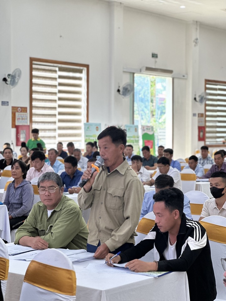 Bà con nông dân trao đổi cùng chuyên gia.