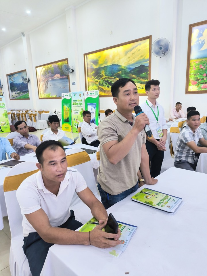 Bà con nông dân đặt câu hỏi tại chương trình.