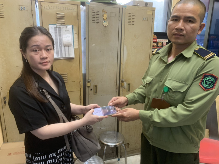 Bảo vệ Bệnh viện Bạch Mai trao lại điện thoại cho nữ bệnh nhân.