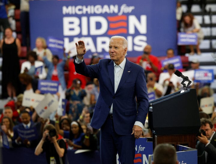 Tổng thống Mỹ Joe Biden vẫy tay chào người ủng hộ tại một điểm vận động tranh cử tại Detroit, Michigan hôm 12/7. (Ảnh: Reuters)