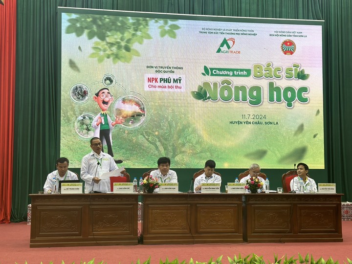 Các "bác sĩ nông học" thực hiện bắt bệnh tại chương trình.