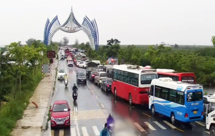 Xe đang chờ tại bến Cái Viềng để về đất liền trong sáng 22/7. (Ảnh: Trung tâm Văn hoá - Thông tin và Thể thao huyện Cát Hải)