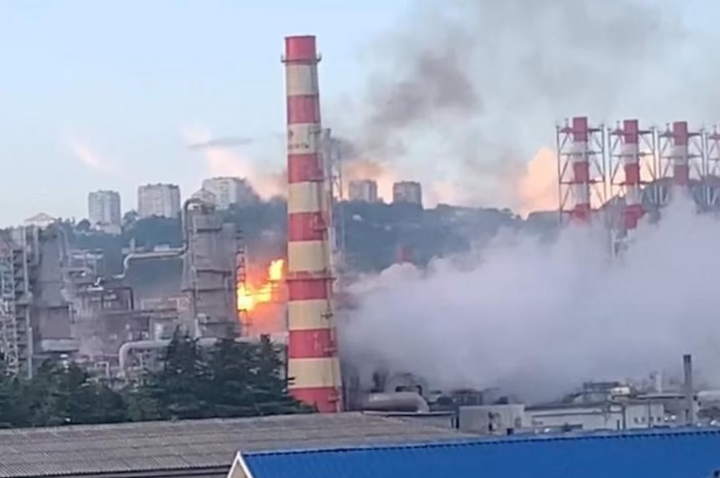 Đám cháy xảy ra tại nhà máy lọc dầu Tuapse sau cuộc tấn công bằng UAV của Ukraine. (Ảnh: Reuters)