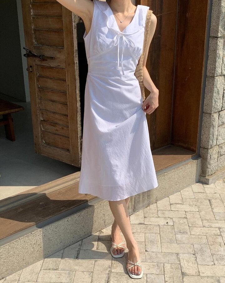 Váy trắng vải linen với thiết kế nhấn eo có tác dụng tôn dáng cao ráo, thanh thoát hơn. Chiếc váy này cực kỳ phù hợp với các nàng trong những chuyến đi chơi, nghỉ mát.