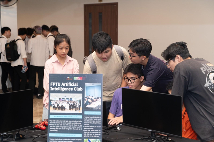 Không khí tại sảnh Delta của trường Đại học FPT Hòa Lạc sôi động hơn bao giờ hết với sự kiện “Ngày hội Câu lạc bộ Công nghệ – TECH CORNER”. (Ảnh: Trường ĐH FPT)