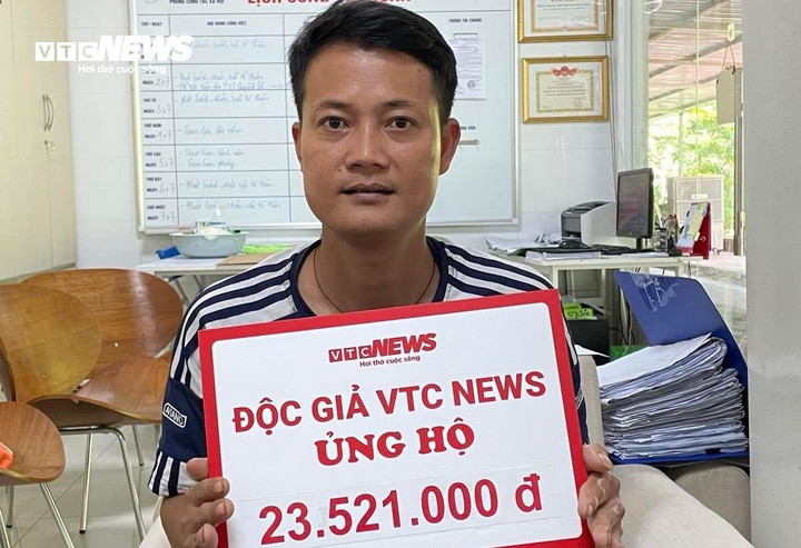 Anh Trần Văn Công đón nhận tấm lòng bạn đọc giúp đỡ.