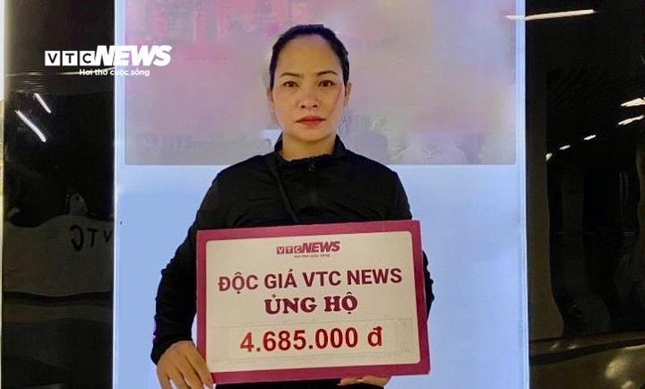 Chị Võ Thị Thanh (mẹ của Tiến) nhận số tiền ủng hộ từ bạn đọc.