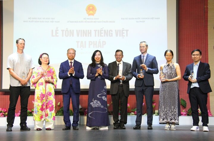 Lễ Tôn vinh tiếng Việt và khai trương Tủ sách tiếng Việt phục vụ cộng đồng người Việt tại Pháp.