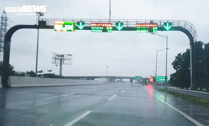 Từ 6h30, khu vực quận Hải An liên tiếp xuất hiện mưa rào nặng hạt, mây đen vần vũ di chuyển từ biển vào đất liền khiến bầu trời sầm tối.