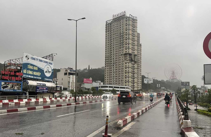 Tại một số tuyến đường khu vực các phường Yết Kiêu, Trần Hưng Đạo, Cao Thắng, Cao Xanh, Hồng Hải… xảy ra tình trạng ngập úng cục bộ; cây xanh, bảng biển quảng cáo, cột điện bị đổ khiến giao thông bị ảnh hưởng.