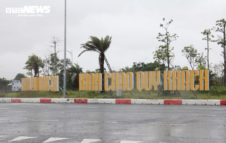 Ảnh hưởng của hoàn lưu bão số 2, TP Móng Cái có gió cấp 5 - 6, giật cấp 7. Đêm qua, lượng mưa đo được trung bình trên 40mm, có thời điểm mưa lớn 60 - 90mm. Đến thời điểm 7h30, trên địa bàn TP Móng Cái trời đã lặng gió, ngừng mưa.