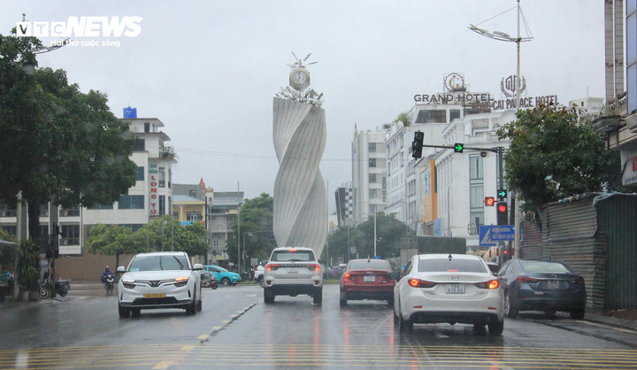 Theo ông Nguyễn Văn Ba (người dân phường Trần Phú, TP Móng Cái), từ tối qua đến sáng nay, khu vực TP Móng Cái thỉnh thoảng có mưa nhẹ, có lúc mưa rào, gió nhẹ, không ảnh hưởng lớn đến sinh hoạt, đi lại của người dân địa phương.