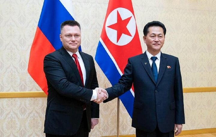 Tổng công tố Nga Igor Krasnov và Tổng công tố Cộng hòa Dân chủ Nhân dân Triều Tiên Kim Chol-wong.