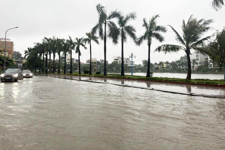 Đường ven hồ điều hoà Yết Kiêu (TP Hạ Long) bị ngập cục bộ.