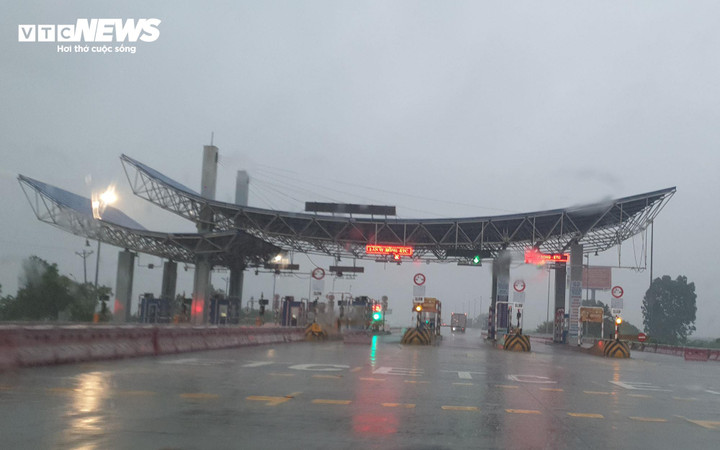 Trên tuyến cao tốc Hải Phòng - Hạ Long, mưa lớn khiến tầm nhìn hạn chế, ô tô chạy trên tuyến đường này đều phải giảm tốc độ để đảm bảo an toàn giao thông.