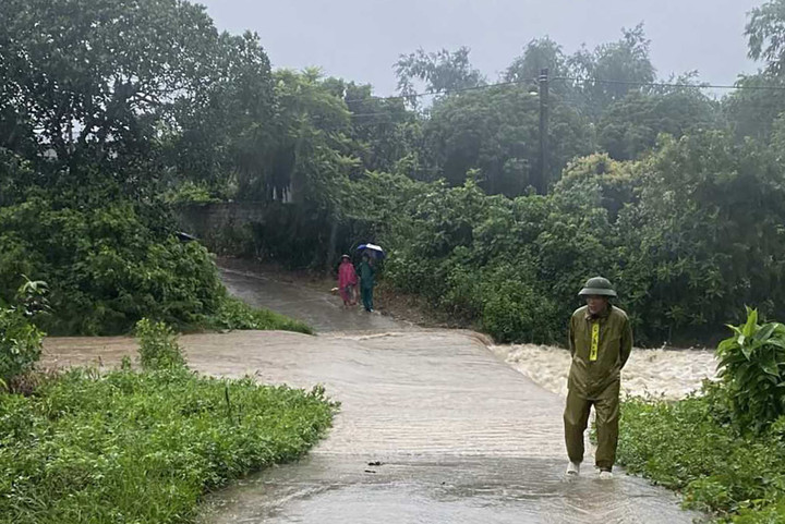 Tại xã Bình Khê (thị xã Đông Triều), chính quyền cắt cử người canh gác tràn cảnh báo người và phương tiện không lưu thông qua tràn khi lũ về.