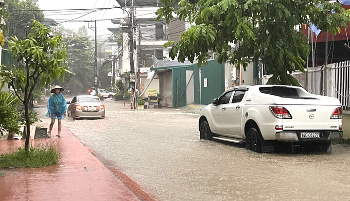 Mưa lớn gây ngập nhẹ tại một số nơi phường Cao Thắng, TP Hạ Long. (Ảnh: Báo Quảng Ninh)