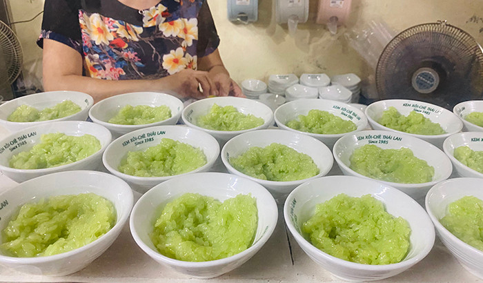 Những bát xôi dẻo thơm được bày sẵn chuẩn bị đón khách.