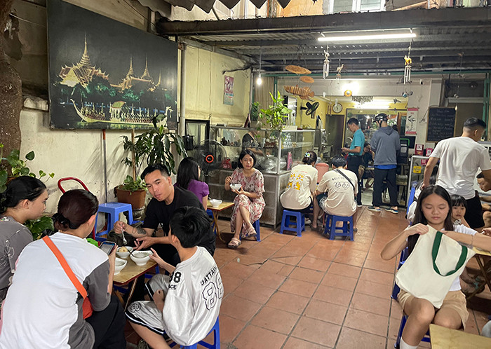 Quán nhỏ nhưng không gian rất gọn gàng, ngăn nắp.