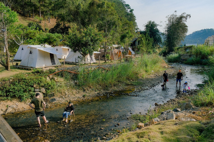 Tổ hợp ăn uống, cắm trại và dã ngoại trong thiên nhiên ngày càng phổ biến ở Việt Nam - Ảnh: Kẻng