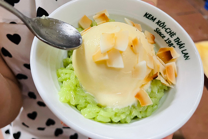 Món kem xôi gắn với tuổi thơ của rất nhiều thế hệ học sinh.