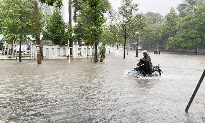 Đường Ngô Văn Cảnh, TP Bắc Giang nước ngập nửa bánh xe. (Ảnh: BBG)