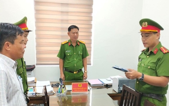 Lực lượng chức năng đọc quyết định khởi tố đối với Trần Văn Vũ. (Ảnh: C.A)