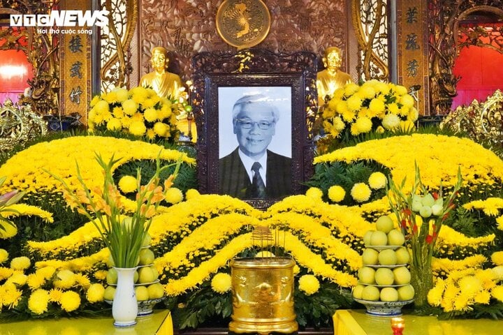 Di ảnh của Tổng Bí thư Nguyễn Phú Trọng được đặt trang trọng trong chùa Vĩnh Nghiêm, TP.HCM, nơi rất đông người dân đến viếng ông. (Ảnh: Lương Ý)