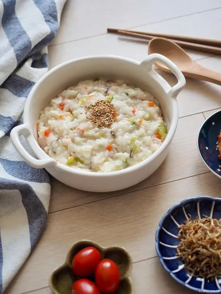 Bữa cơm đạm bạc mỗi ngày của anh khiến nhiều người choáng váng. (Ảnh: Baidu)