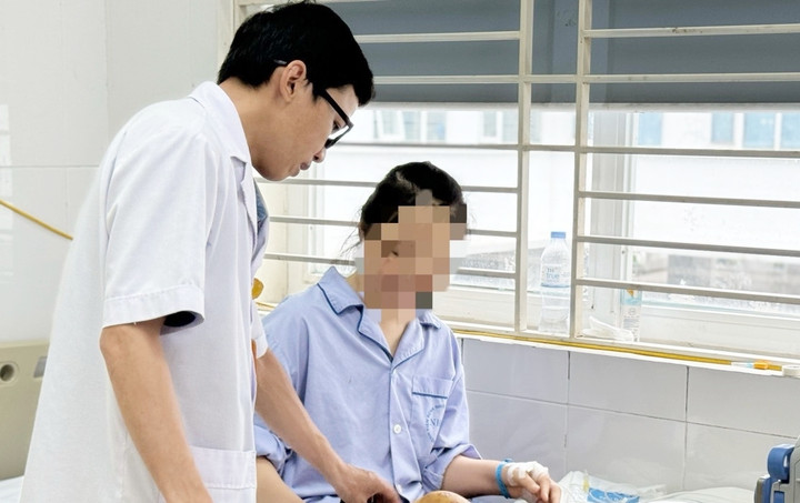 Người bệnh đang được điều trị tại Bệnh viện Bệnh Nhiệt đới Trung ương. (Ảnh: BVCC)