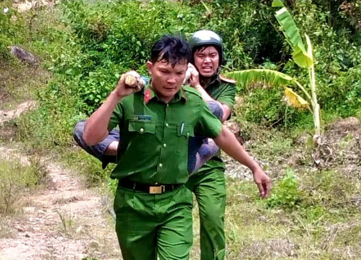 Công an băng rừng 2km để khiêng người bị ong chích đi cấp cứu.