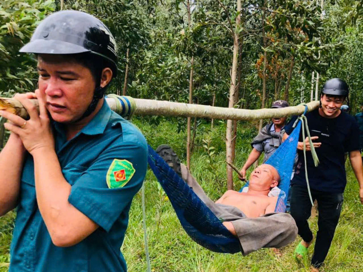 Lực lượng quân sự địa phương cũng giúp sức cứu nạn nhân.