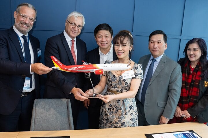Tiến sĩ Nguyễn Thị Phương Thảo, Chủ tịch HĐQT Vietjet (giữa, bên phải) và ông Christian Scherer, Tổng Giám đốc của Airbus (giữa, bên trái) cùng các lãnh đạo cấp cao hai bên chứng kiến Lễ ký kết hợp đồng đặt mua 20 máy bay thân rộng thế hệ mới A330neo.
