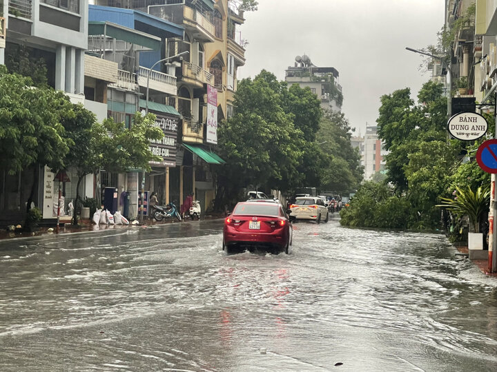 Mưa ngập khu vực chợ Loong Tòong. (Ảnh: Báo Quảng Ninh)