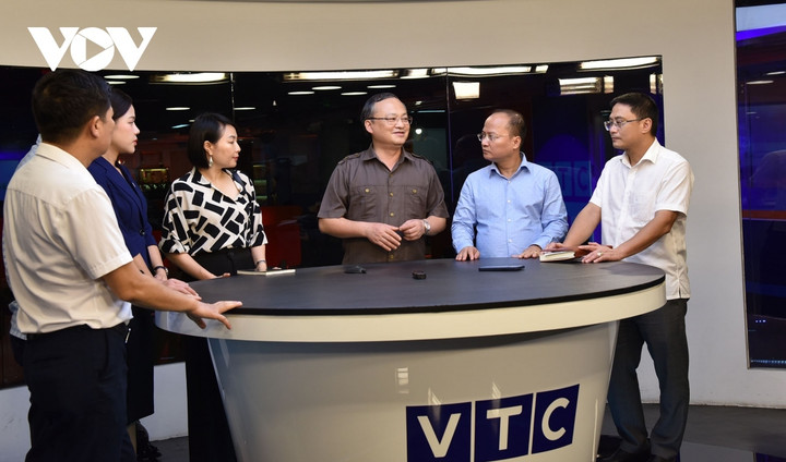 Tổng Giám đốc Đỗ Tiến Sỹ trao đổi với lãnh đạo Kênh Truyền hình kỹ thuật số VTC về các phương án chuẩn bị cho Lễ Quốc tang.