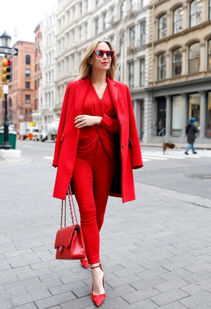 Kết hợp trang phục toàn màu đỏ là một thử nghiệm hoàn toàn mới lạ.