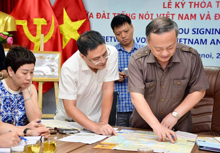 Tổng Giám đốc Đài Tiếng nói Việt Nam - Đỗ Tiến Sỹ (bên phải) đi kiểm tra thực tế, làm việc và giao nhiệm vụ cho các đơn vị trực thuộc Đài để chuẩn bị cho Lễ Quốc tang Tổng Bí thư. (Ảnh: Văn Hải/VOV)