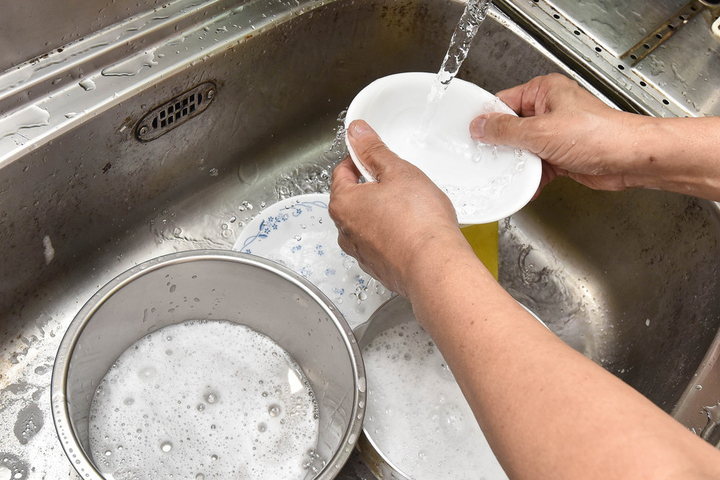 Không phải ai cũng biết thế nào là rửa bát đúng cách. (Ảnh: Sohu)