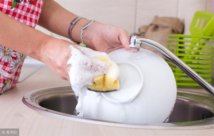 Sử dụng quá nhiều nước rửa bát sẽ gây hại cho sức khỏe. (Ảnh: Sohu)