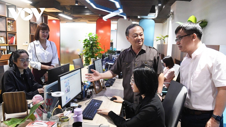 Ông Ngô Thiệu Phong, Tổng Biên tập Báo Điện tử VOV báo cáo công tác sản xuất tin bài với Tổng Giám đốc Đỗ Tiến Sỹ.