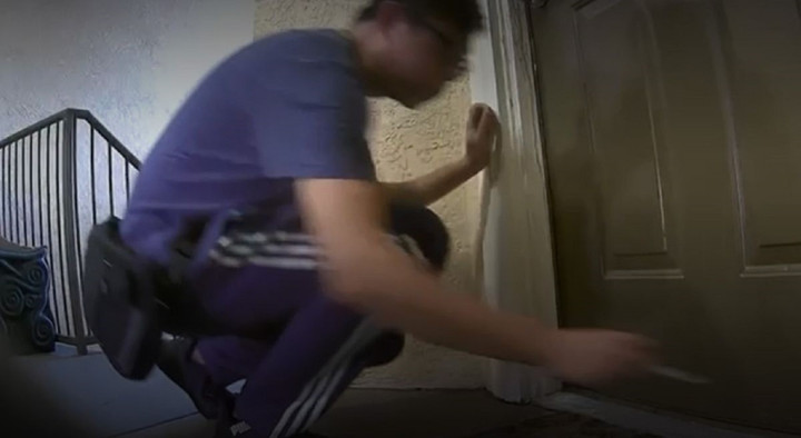 2 bố con rụng tóc từng mảng, lắp camera mới phát hiện sự thật hãi hùng - 3