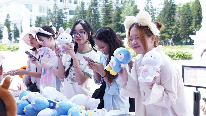 Khu vực gian hàng Vũ trụ Audition nổi bật với nhiều hoạt động thú vị, các món quà như gấu bông, quạt xếp…. là điểm nhấn thu hút các bạn trẻ, cosplayer tới gian hàng.