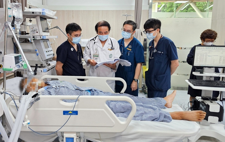 PGS.TS Nguyễn Văn Chi, Trung tâm Cấp cứu A9 (áo blue trắng) đi buồng đánh giá tình trạng người bệnh. (Ảnh: BVCC)