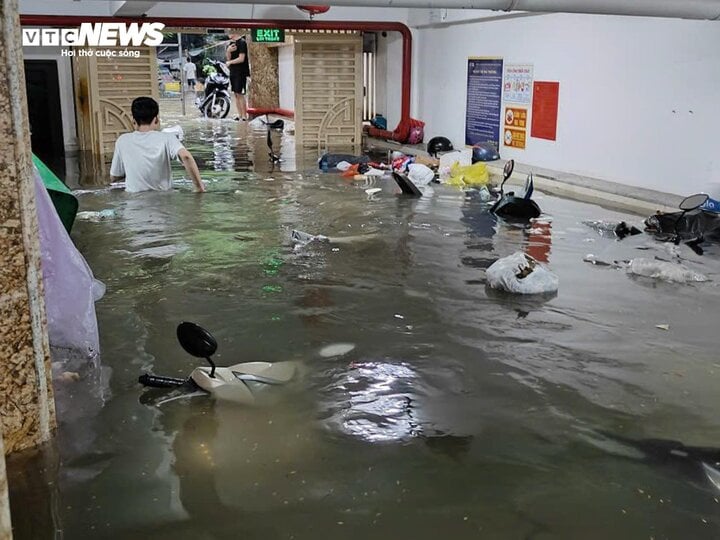 Hầm chung cư ngập nước, nhiều xe máy bị nhấn chìm.