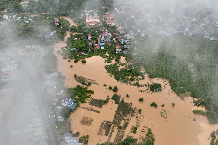Thị trấn Hát Lót, huyện Mai Sơn chìm trong biển nước. (Ảnh: UBND huyện Mai Sơn)