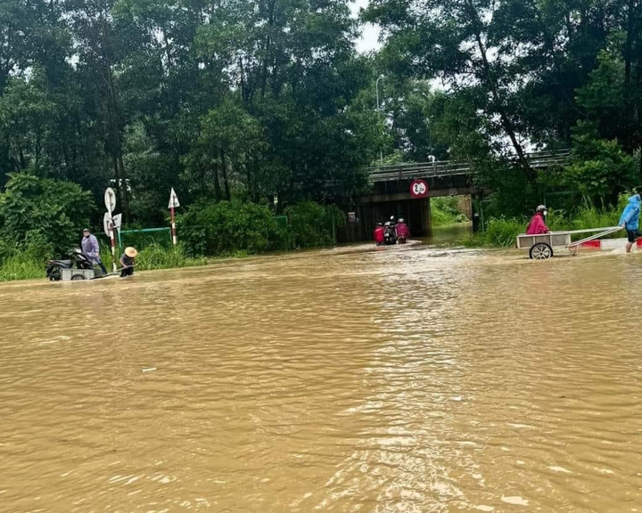 Dịch vụ xe kéo đắt khách trong ngày Hà Nội mưa ngập. (Ảnh: OFFB)