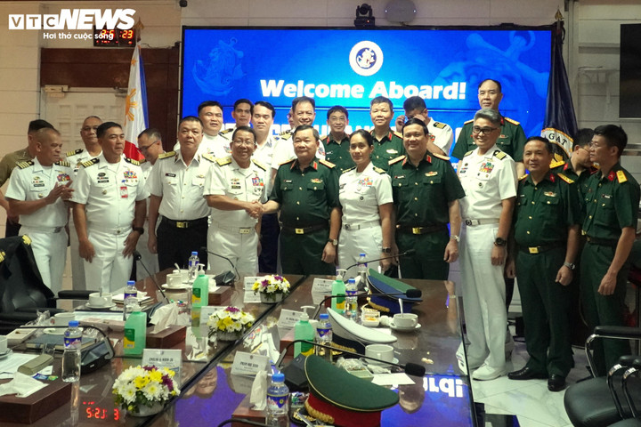 Thượng tướng Hoàng Xuân Chiến và đoàn đại biểu Bộ Quốc phòng Việt Nam thăm trụ sở Bộ tư lệnh Hải quân Philippines.