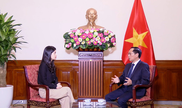 Phóng viên VTC1 phỏng vấn Bộ trưởng Bộ ngoại giao Bùi Thanh Sơn về những đóng góp lớn lao trong lĩnh vực đối ngoại của Tổng Bí thư Nguyễn Phú Trọng.