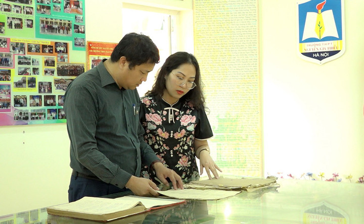 Phóng viên Tuyết Nhung, Kênh Thời sự Chính trị Tổng hợp VTC1 trao đổi và phỏng vấn ông Lê Trung Kiên, Hiệu trưởng Trường THPT Nguyễn Gia Thiều (Long Biên, Hà Nội). Đây là ngôi trường gắn bó với giai đoạn đi học 6 năm, từ năm 1957 đến năm 1963 của Tổng Bí thư Nguyễn Phú Trọng. Trong phòng truyền thống của nhà trường còn lưu giữ nhiều hình ảnh, lời nhận xét của giáo viên về người học trò xuất sắc Nguyễn Phú Trọng từ năm 1963.