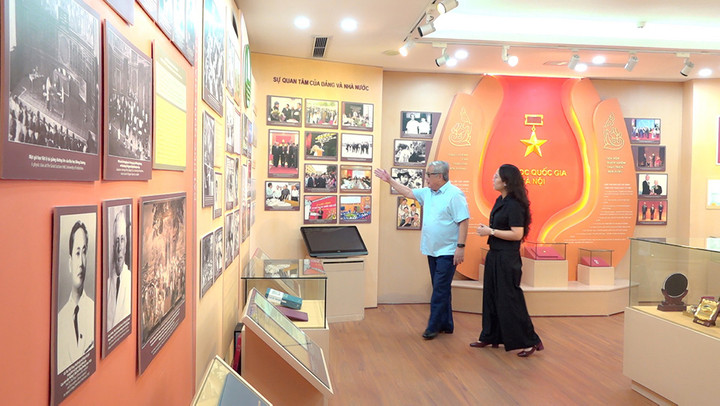 Phóng viên Tuyết Nhung, Kênh Thời sự Chính trị Tổng hợp VTC1 trao đổi và phỏng vấn Giáo sư Vũ Minh Giang tại Phòng truyền thống của Đại học Quốc gia Hà Nội. Nơi đây lưu giữ cuốn khóa luận tốt nghiệp về đề tài "Thơ ca dân gian với nhà thơ Tố Hữu" của sinh viên Nguyễn Phú Trọng với điểm tối ưu duy nhất của khoá đó và tấm hình Tổng Bí thư chụp với các bạn sinh viên khoá 8 khoa Ngữ Văn, Đại học Tổng hợp Hà Nội đã được Tổng Bí thư trao tặng cho Đại học Quốc gia Hà Nội khi xây dựng phòng truyền thống sau hơn 50 năm được Tổng Bí thư giữ gìn.